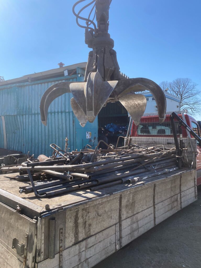 Schrottabholung Paderborn – Altmetall verkaufen und Geld verdienen! Wir kaufen Kupfer, Messing, Kabelschrott & mehr. Kostenlose Abholung, faire Preise. Jetzt anrufen: 01522-422-4277!